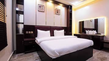 Quarto econômico, sacada, vista para a cidade | Escrivaninha, espaço de trabalho para notebook, cortinas blackout