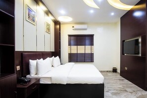 Desk, laptop workspace, blackout curtains, soundproofing - Da Chimney Boutique  Hotel  (Abuja)