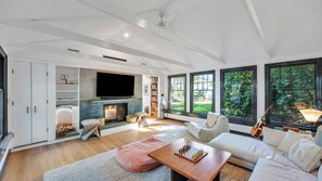 Smart TV, fireplace, table tennis, stereo