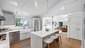 Refrigerador, microondas, horno y parrilla de estufa 