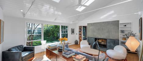 TV connectée, cheminée, table de tennis de table, chaîne hi-fi