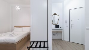 Tabla de planchar con plancha, wifi gratis y ropa de cama 