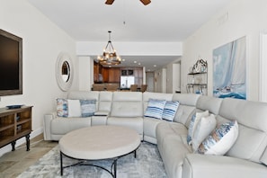 Condo, varias camas (Spanish Key 306) | Área de sala de estar | Televisión 