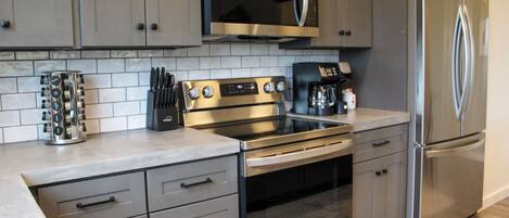 Refrigerador, microondas, horno y parrilla de estufa