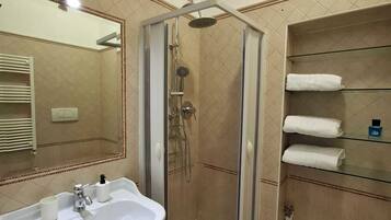 Douche, sèche-cheveux, bidet, serviettes fournies