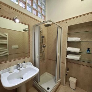 Dusche, Haartrockner, Bidet, Handtücher