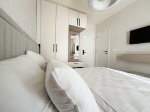 Luxury Double Room, Balcony, City View | Premium bedding, free WiFi - The House Rooms (Budva)