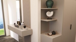Un baño moderno con un lavabo suspendido, un florero decorativo y una lámpara de techo con forma de caracol.