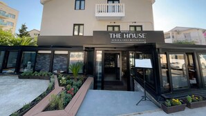 Un edificio con un letrero que dice "THE HOUSE KEBAB & GRILL RESTAURANT".
