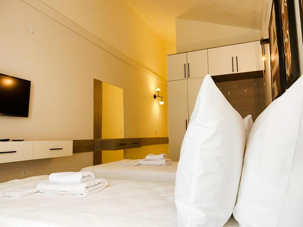 Luxury-Zimmer, Balkon, Stadtblick | 1 Schlafzimmer, kostenloses WLAN