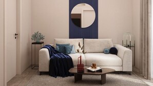 Una sala de estar moderna con sofá, mesa de centro y elementos decorativos.