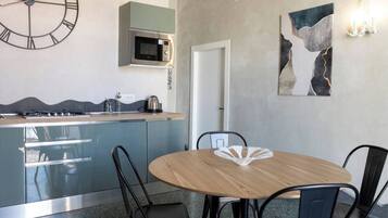 Kühlschrank, Mikrowelle, Herdplatte, Wasserkocher mit Kaffee-/Teezubehör