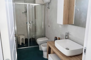 Secadora de cabello, bidet, toallas, jabón 