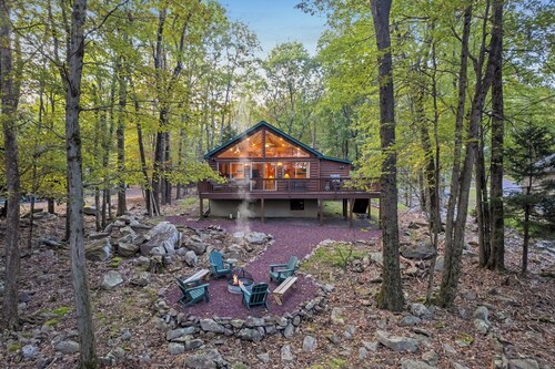 The Robin's Nest, a cozy 3-bedroom cabin in Lake Harmony with Firepit, AC, WiFi