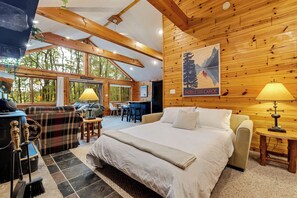 3 bedrooms, desk, iron/ironing board, travel cot - The Robin's Nest, a cozy 3-bedroom cabin in Lake Harmony with Firepit, AC, WiFi (Lake Harmony)