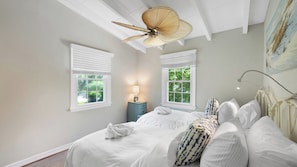 3 bedrooms, iron/ironing board, Internet, bed sheets - Private Bayfront Living, Water Views (Southampton)