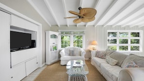 Smart TV, stereo - Private Bayfront Living, Water Views (Southampton)
