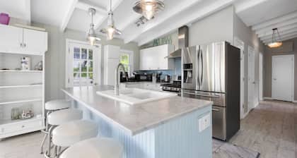 Private Bayfront Living, Water Views