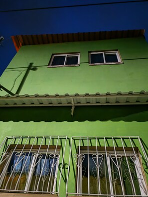 تفاصيل الفندق من الخارج