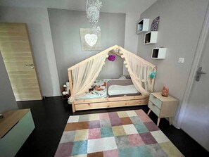 3 bedrooms, iron/ironing board, WiFi, bed sheets