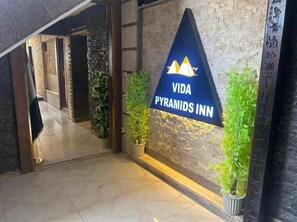 ฝ่ายต้อนรับ