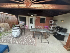Outdoor dining - Texas Charm Hideaway 3 bedrooms-4 beds (Frisco)