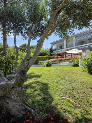 Property grounds - First floor, 3 bedrooms 3' from the beach and downtown, parking, community pool, 2 terraces. (S'Agaró)