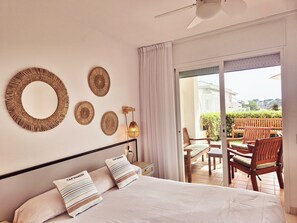 3 bedrooms, iron/ironing board, WiFi, bed sheets - First floor, 3 bedrooms 3' from the beach and downtown, parking, community pool, 2 terraces. (S'Agaró)