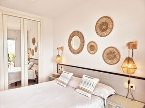 3 bedrooms, iron/ironing board, WiFi, bed sheets - First floor, 3 bedrooms 3' from the beach and downtown, parking, community pool, 2 terraces. (S'Agaró)