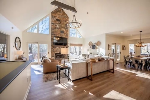 Sapphire Home- Sleeps 12- Hot Tub- Game Room - Pet Friendly