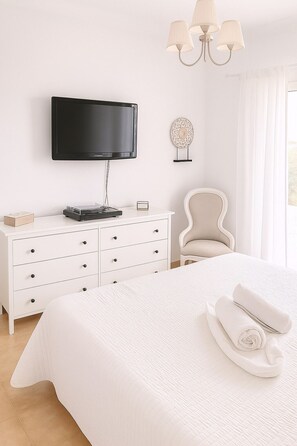 3 chambres, bureau, fer et planche à repasser, accès au Wi-Fi (inclus)