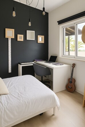 3 bedrooms, desk, iron/ironing board, free WiFi