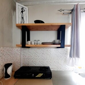 Kühlschrank, Mikrowelle, Herdplatte, Wasserkocher