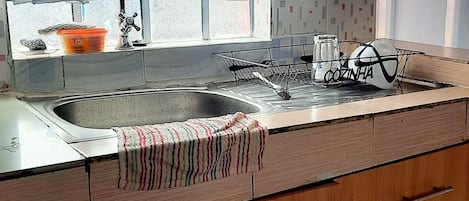 Réfrigérateur, four à micro-ondes, surface de cuisson