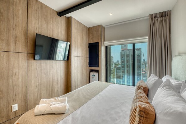 1 slaapkamer, een bureau, een strijkplank/strijkijzer, reisbedje