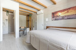 4 bedrooms, iron/ironing board, internet