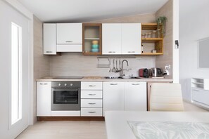 Refrigerador, microondas, placa de cocina, cafetera/tetera