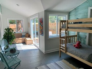 2 bedrooms, free WiFi, bed sheets - Waterline Cottage in South Front District (Wilmington)