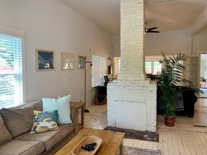 Smart TV, fireplace, books, music library - Waterline Cottage in South Front District (Wilmington)