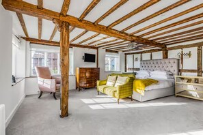 5 bedrooms, iron/ironing board, free WiFi, bed sheets