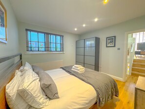 2 slaapkamers, een strijkplank/strijkijzer, gratis wifi, beddengoed