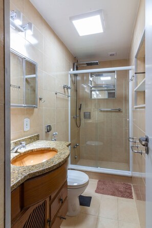 Shower, hair dryer, towels, shampoo