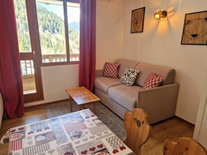 TV - 30m from ski slopes, 2nd floor, view mountain, balcony, tv, ski locker, 19m², Valfréjus (Valfréjus)