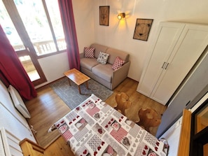 TV - 30m from ski slopes, 2nd floor, view mountain, balcony, tv, ski locker, 19m², Valfréjus (Valfréjus)