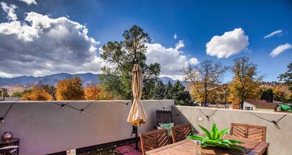 Gorgeous Home near Garden of the Gods with Rooftop Deck & Gourmet Kitchen