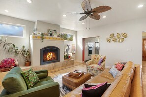 Smart TV, chimenea, libros y estéreo 