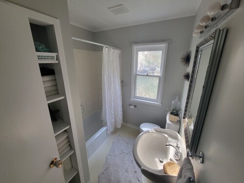 Cozy rustic 50's home located on a campground beside the Famous Cowichan River.