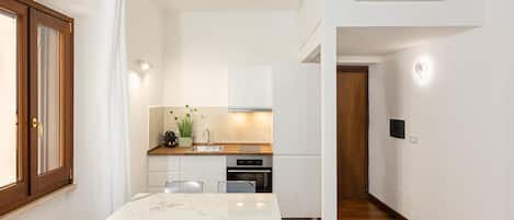 Refrigerador, microondas, placa de cocina, cafetera/tetera