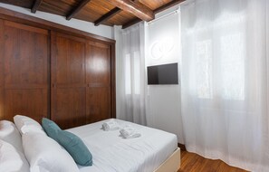 2 bedrooms, iron/ironing board, internet, bed sheets