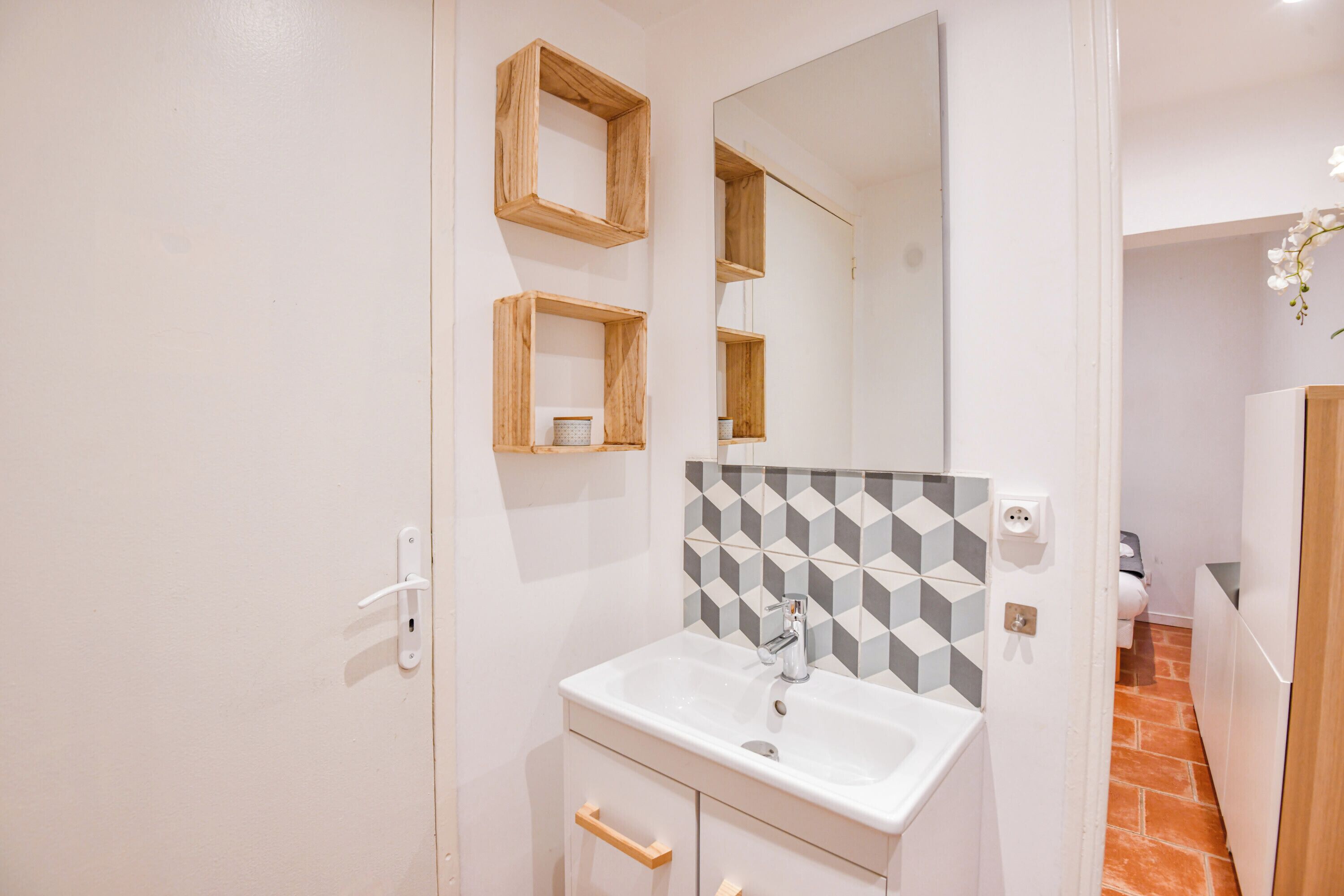 Regadera, secadora de cabello, toallas 